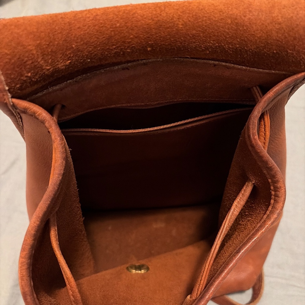 Well loved medium vintage Coach daypack turn lock in tan - Picture 7 of 10